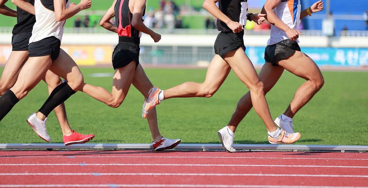 "지나갈게요 우측통행이요"…산책 커플 치고 간 러닝 크루 | 인스티즈