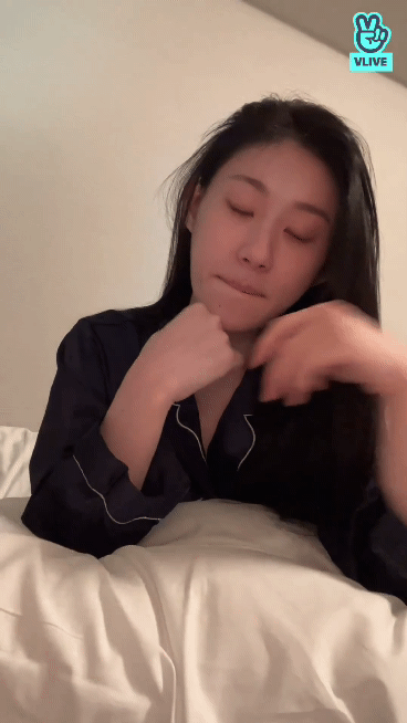 잠옷입고 브이앱에서 귀침붙이는 아이돌 | 인스티즈