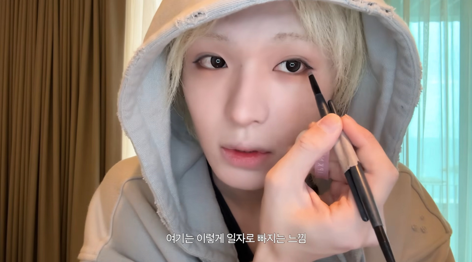 셀프 화장하는 남돌.jpg | 인스티즈