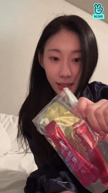 잠옷입고 브이앱에서 귀침붙이는 아이돌 | 인스티즈