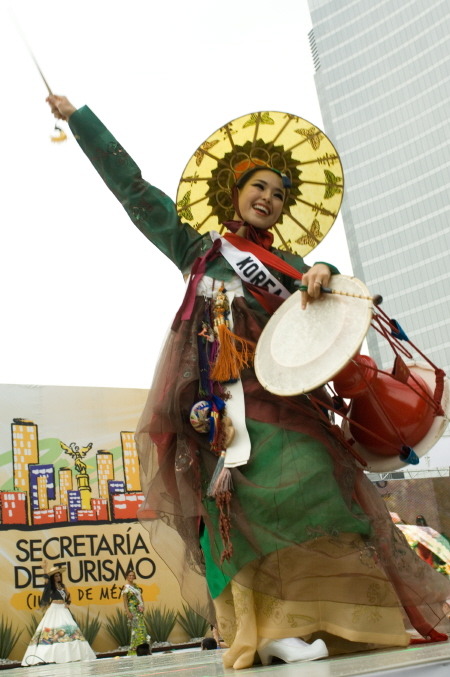 짧은 저고리에 드러난 치마말기=기생한복? ㄴㄴ 그게 조선 말기의 최신유행트렌드! .BGM | 인스티즈