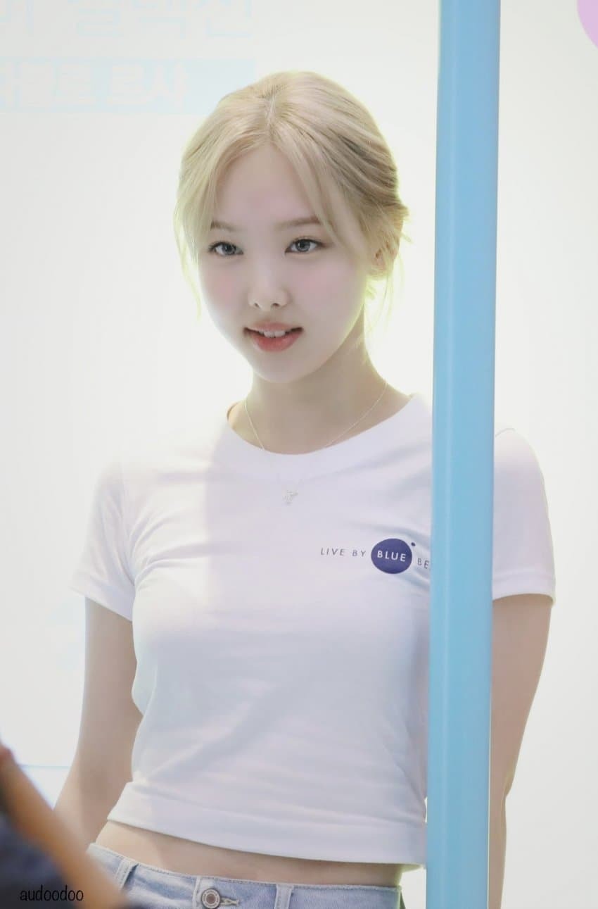 흰티에 청바지가 잘어울리는 나연이 | 인스티즈