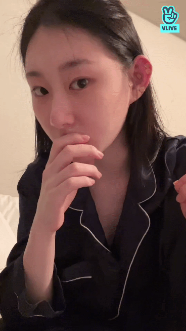잠옷입고 브이앱에서 귀침붙이는 아이돌 | 인스티즈