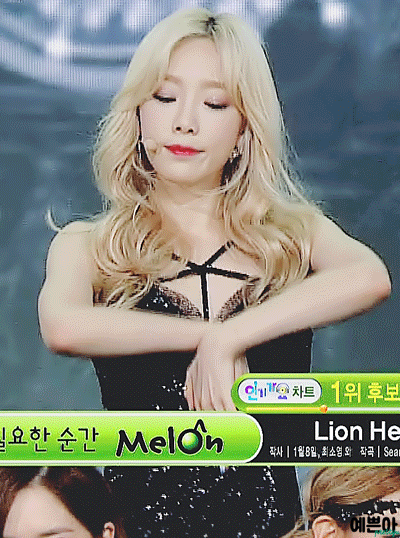 태연 겨드랑이 움짤.GIF (feat.그아탱) | 인스티즈