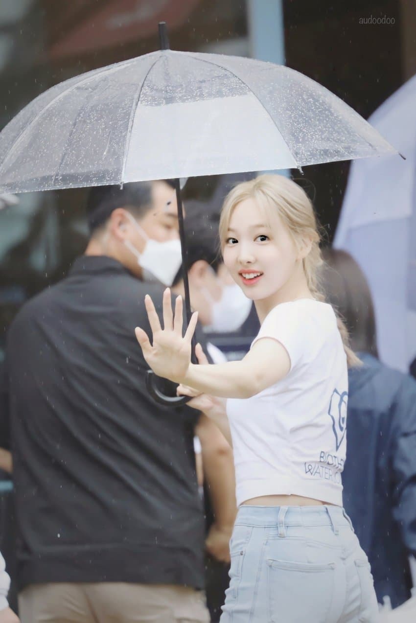흰티에 청바지가 잘어울리는 나연이 | 인스티즈