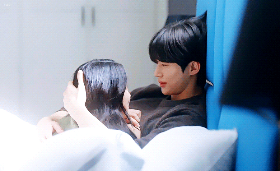 변우석이 키스신보다 설레고 부끄러웠다는 선업튀 장면.gif | 인스티즈