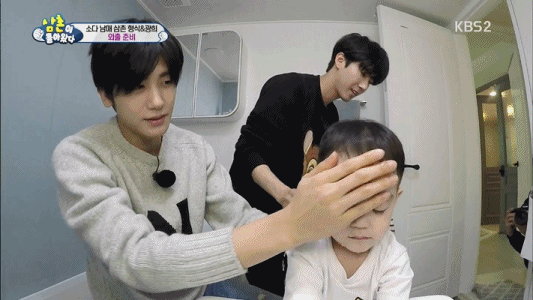 남자 연예인 손크기 실감할수있는 사진 | 인스티즈