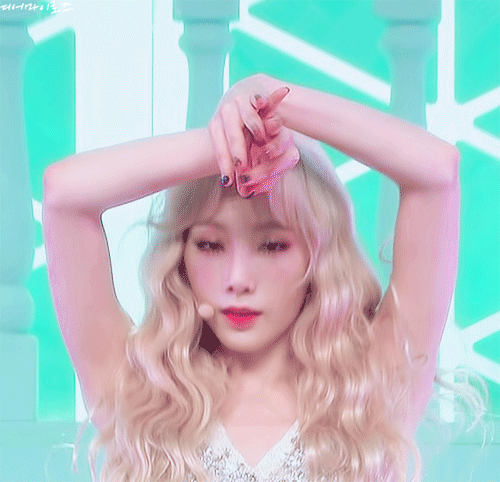 태연 겨드랑이 움짤.GIF (feat.그아탱) | 인스티즈