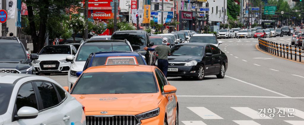 "비싼 차로 과시하는 운전자, 난폭운전 가능성 커”···'차부심' 속에 '빌런'이 된다 | 인스티즈