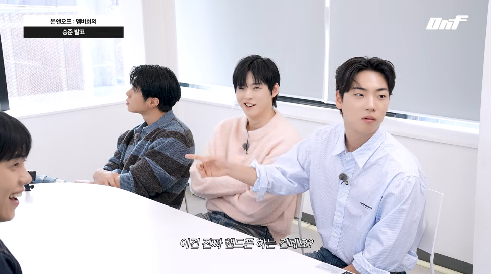 자컨 회의 중 핸드폰만 보고 있는 남돌...jpg | 인스티즈