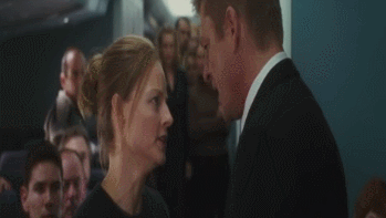 어떤 애기 어머님이 딸이 없어졌다고 비행기에서 난동을 부리시는 거에요.gif | 인스티즈