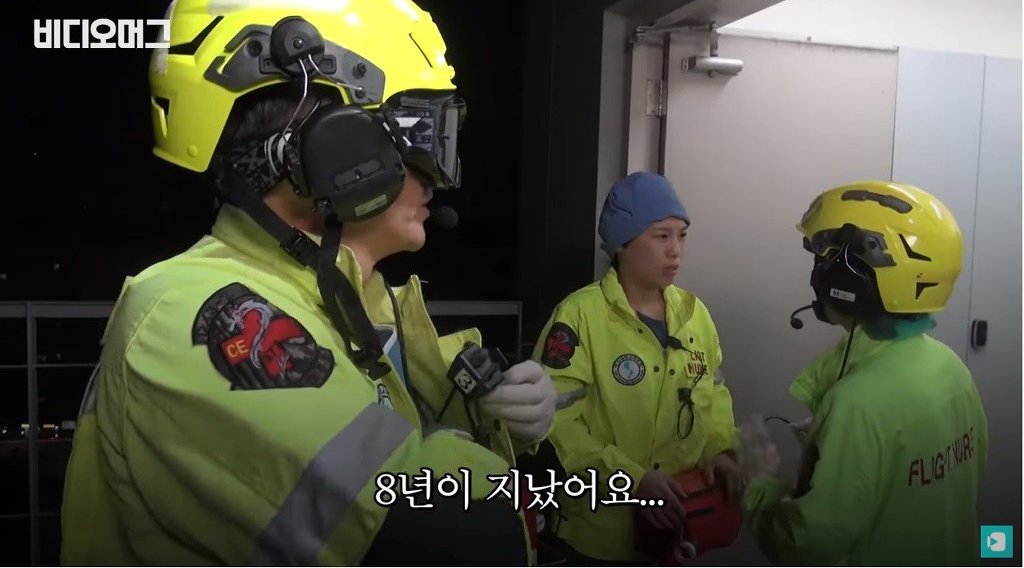 무전기 집어던지는 이국종 교수.jpgif | 인스티즈