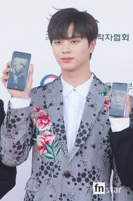 불참한 멤버를 그리워하는 아이돌의 레드카펫.jpg | 인스티즈