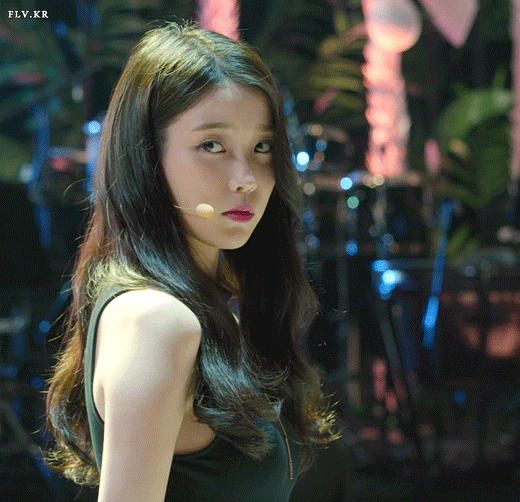 섹시는 몰라도 색기는 진짜로 있는 아이유.gif | 인스티즈