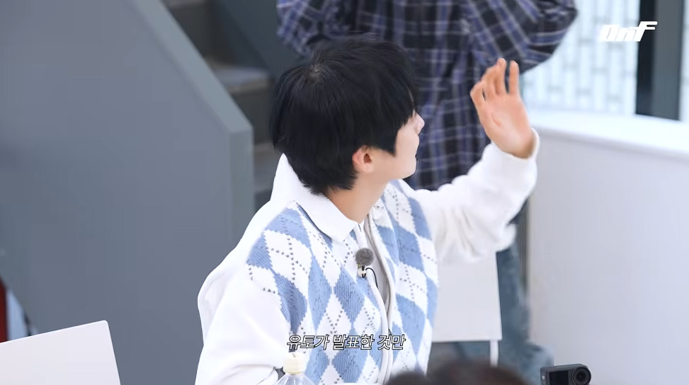 자컨 회의 중 핸드폰만 보고 있는 남돌...jpg | 인스티즈