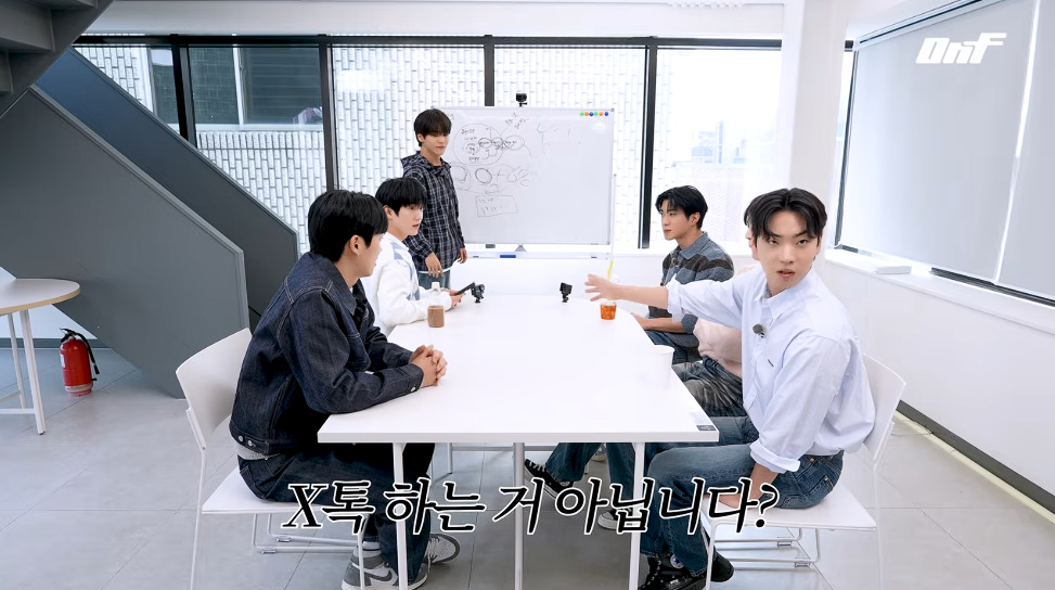 자컨 회의 중 핸드폰만 보고 있는 남돌...jpg | 인스티즈