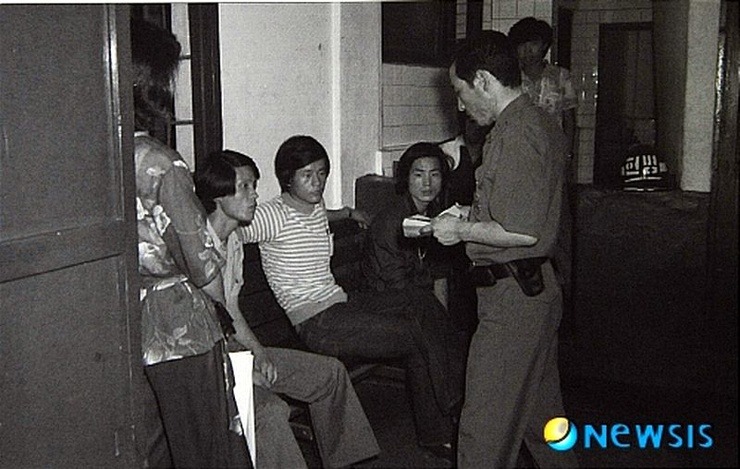70년대 초반 장발단속.jpg | 인스티즈