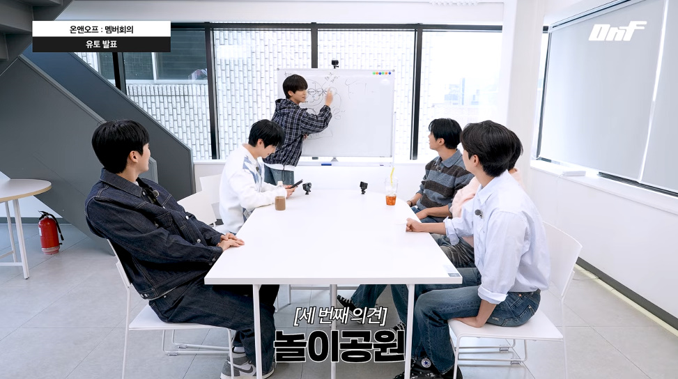 자컨 회의 중 핸드폰만 보고 있는 남돌...jpg | 인스티즈