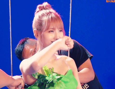 [트와이스] 와이어액션에도 해맑은 팅커벨 모모 | 인스티즈