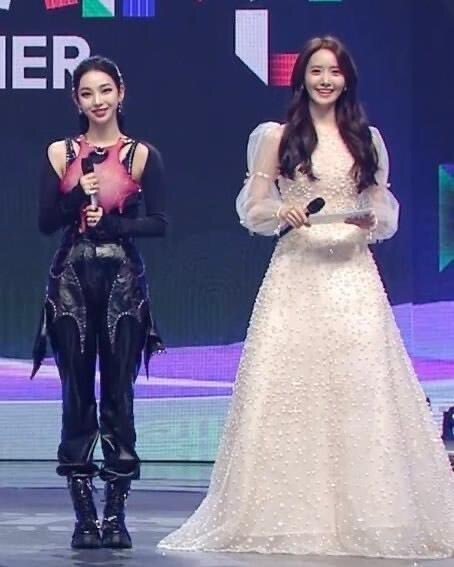 카리나vs윤아 투샷 정면대결 ㄷㄷ...jpg | 인스티즈