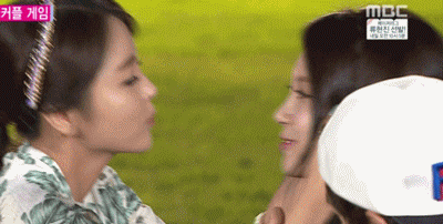 유라에게 뽀뽀하는 홍진영.gif | 인스티즈