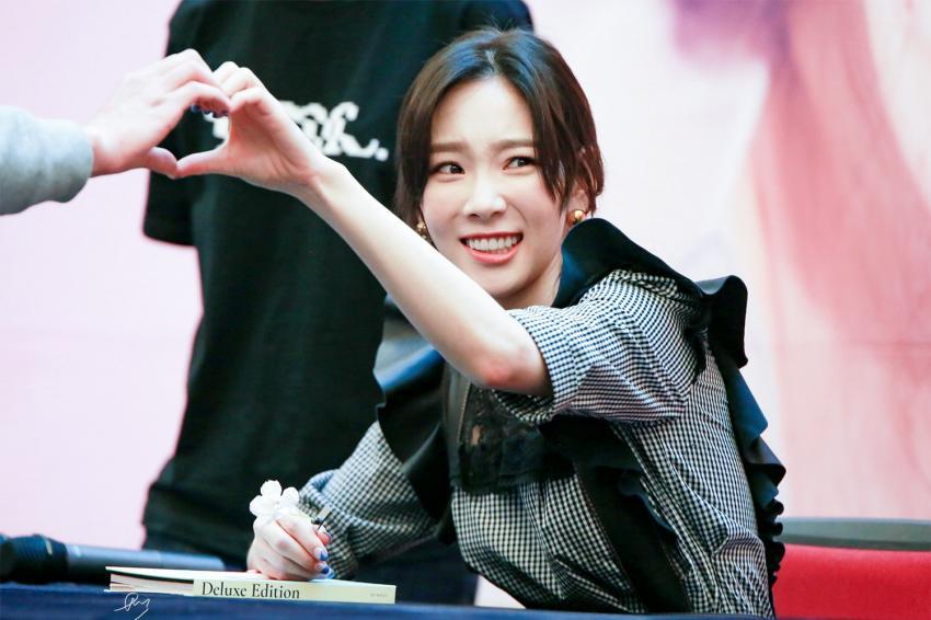 태연 팬싸인회에서 손 덜덜 떠는 팬 | 인스티즈