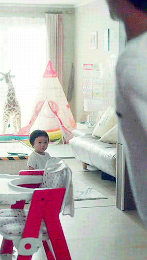 독박육아 설정인데 애기가 협조 안 해주는 케이스.gif | 인스티즈
