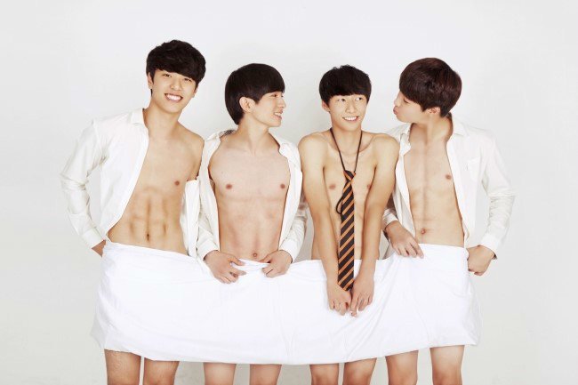 발레부 학생들의 세미누드 우정사진.jpg | 인스티즈