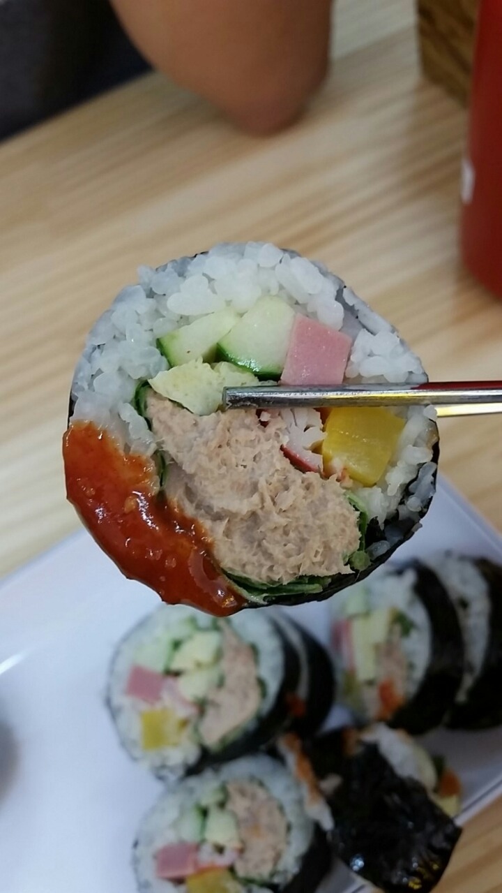 특이하게 초장을 찍어먹는 김밥 | 인스티즈