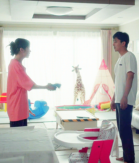 독박육아 설정인데 애기가 협조 안 해주는 케이스.gif | 인스티즈