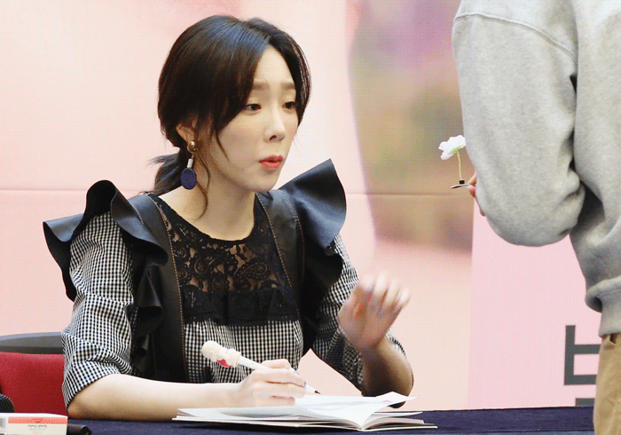 태연 팬싸인회에서 손 덜덜 떠는 팬 | 인스티즈