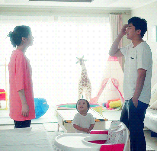 독박육아 설정인데 애기가 협조 안 해주는 케이스.gif | 인스티즈