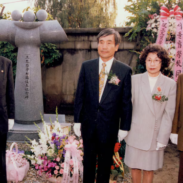 세 딸을 한번에 잃고 평생 남을 도우며 살기로 결심 | 인스티즈