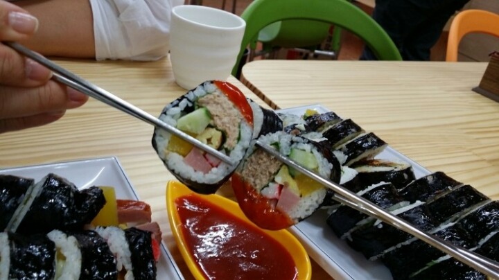 특이하게 초장을 찍어먹는 김밥 | 인스티즈