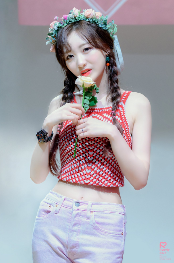 나름 과감하게 바뀌고 있는 러블리즈 수정이의 의상변화.jpgif | 인스티즈