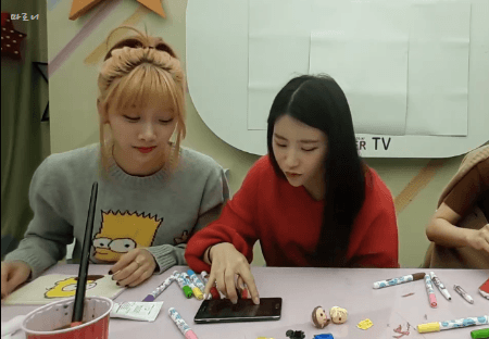 [다이아] 애교부리는 유니스 발로 차는 기희현.gif | 인스티즈