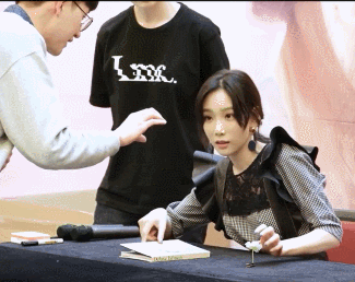 태연 팬싸인회에서 손 덜덜 떠는 팬 | 인스티즈
