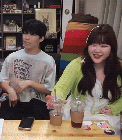 찬혁이 음료수를 마실 뻔한 수현이 | 인스티즈