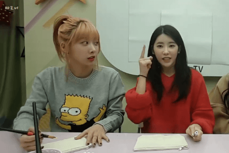 [다이아] 애교부리는 유니스 발로 차는 기희현.gif | 인스티즈