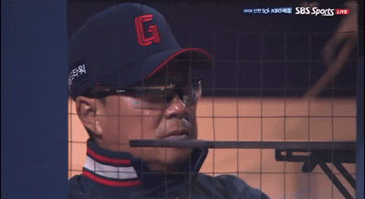 뒷목잡고 쓰러지려하는 김태형 감독.gif | 인스티즈