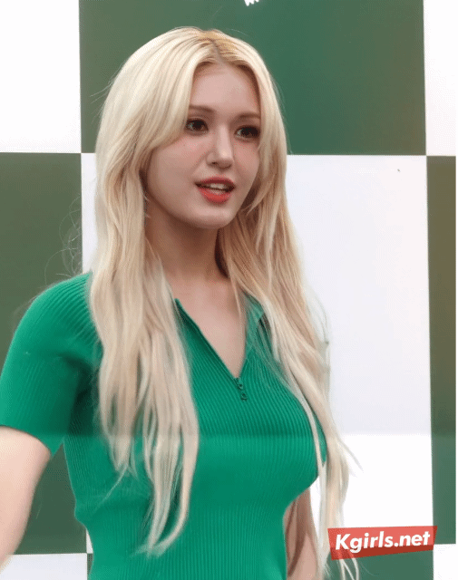 초록색 원피스 입은 전소미 몸매 근황 .gif | 인스티즈