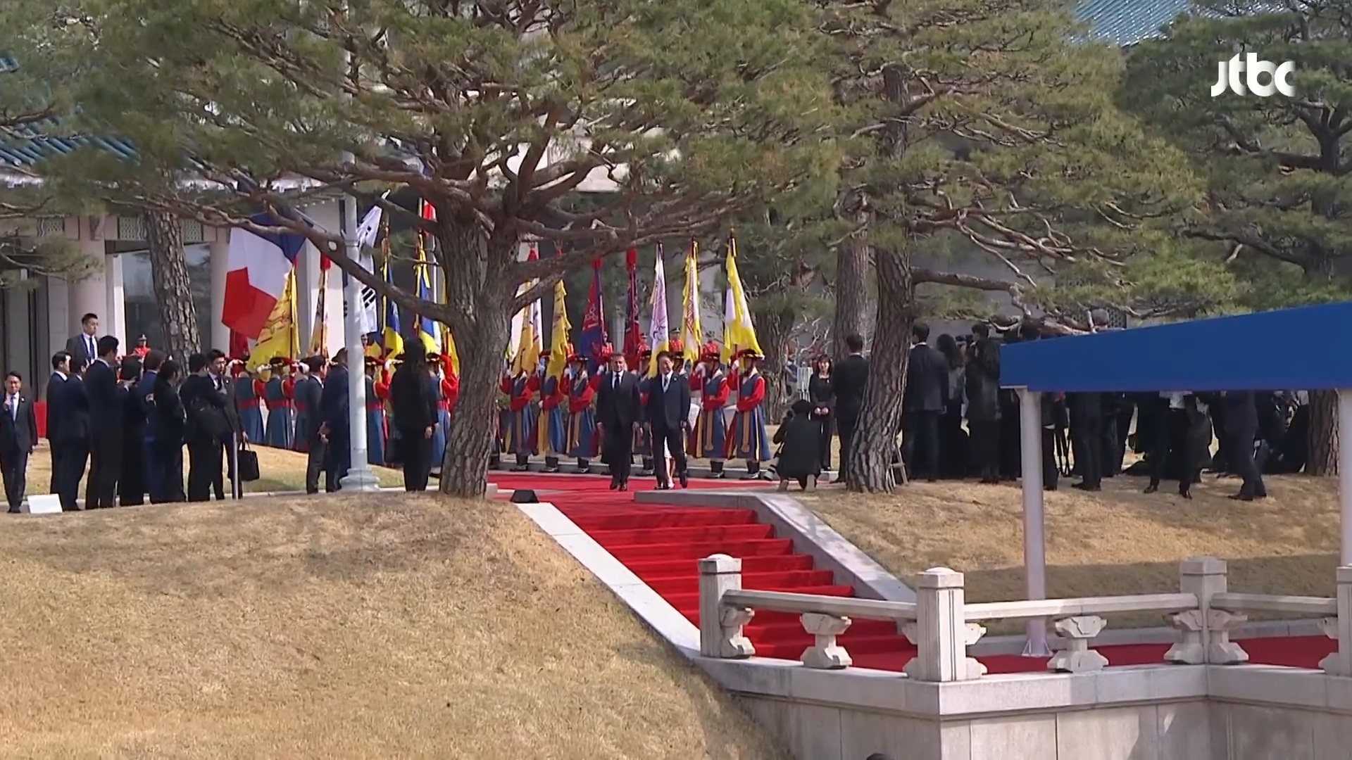다시 돌아온 청와대에서 하는 프랑스 마크롱 방한 환영식 | 인스티즈