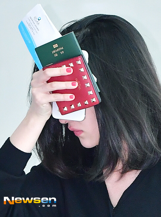 오늘자 울면서 출국하는 전종서 | 인스티즈
