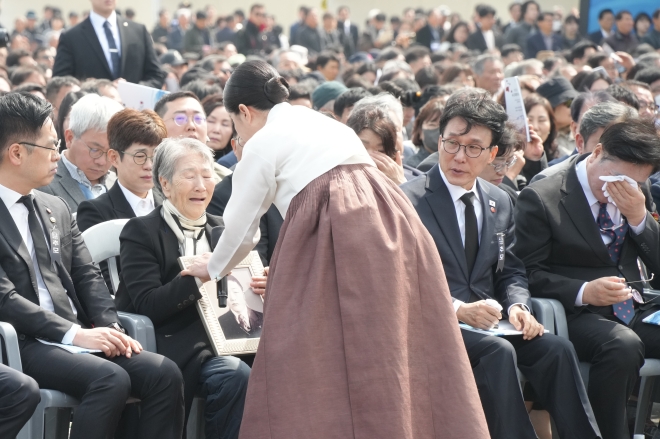 "모진 세월, 하영 속았수다” 김미경 배우의 위로…4·3 추념식 [이런뉴스] | 인스티즈