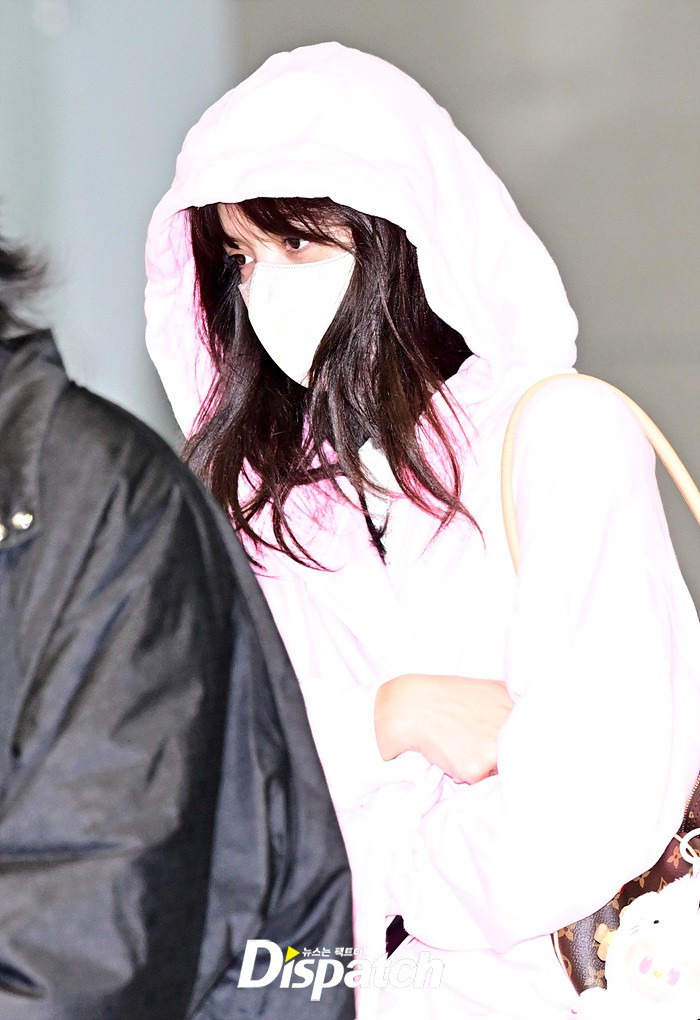 오늘자 블랙핑크 리사 출국 기사 사진.jpg | 인스티즈