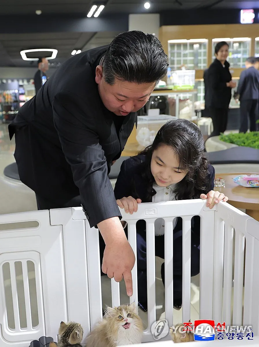 오픈한 펫샵 김주애와 구경온 김정은 | 인스티즈