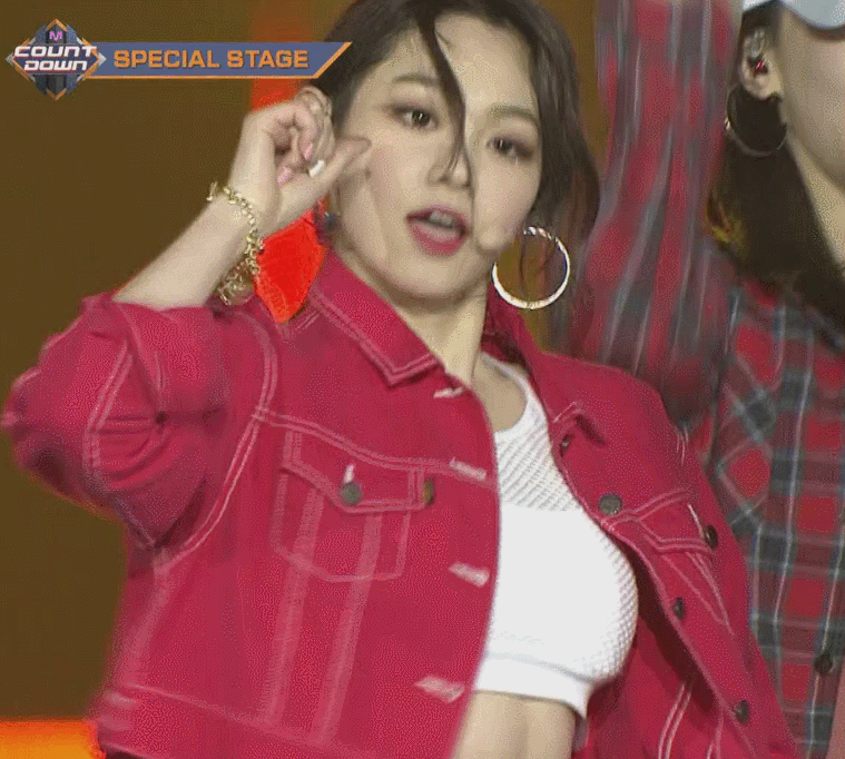 복근 보이기 시작한 강미나.gif | 인스티즈