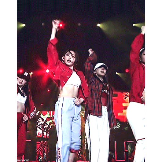 복근 보이기 시작한 강미나.gif | 인스티즈