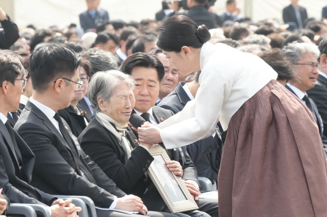 "모진 세월, 하영 속았수다” 김미경 배우의 위로…4·3 추념식 [이런뉴스] | 인스티즈