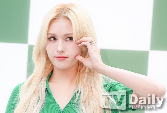 초록색 원피스 입은 전소미 몸매 근황 .gif | 인스티즈